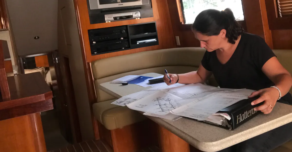 Ariadna analizando planos técnicos en el interior de una embarcación