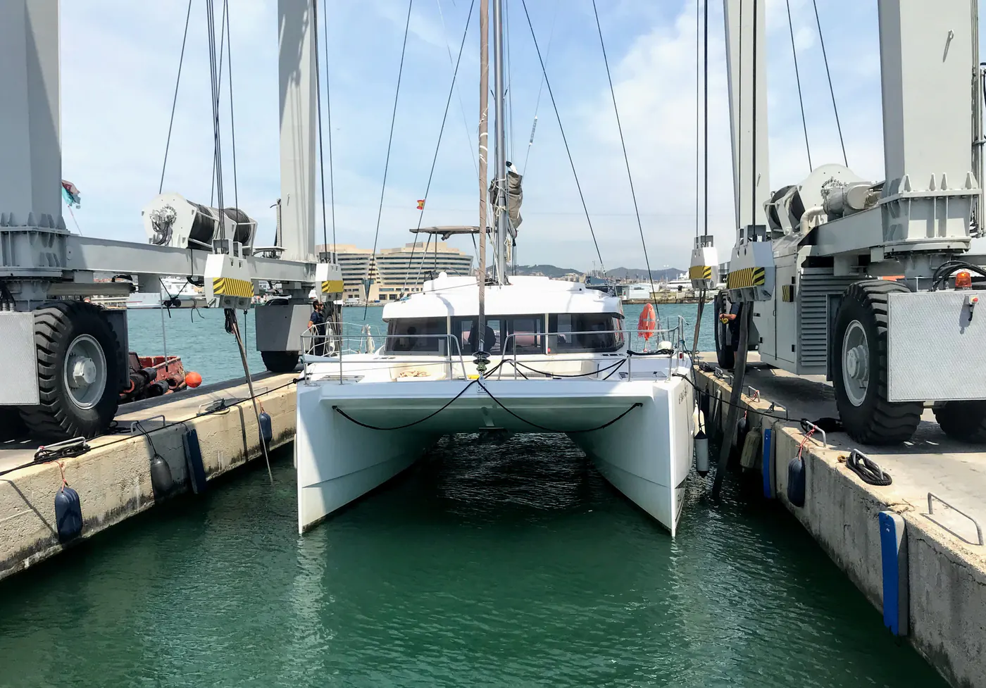Catamarán durante una operación técnica en puerto